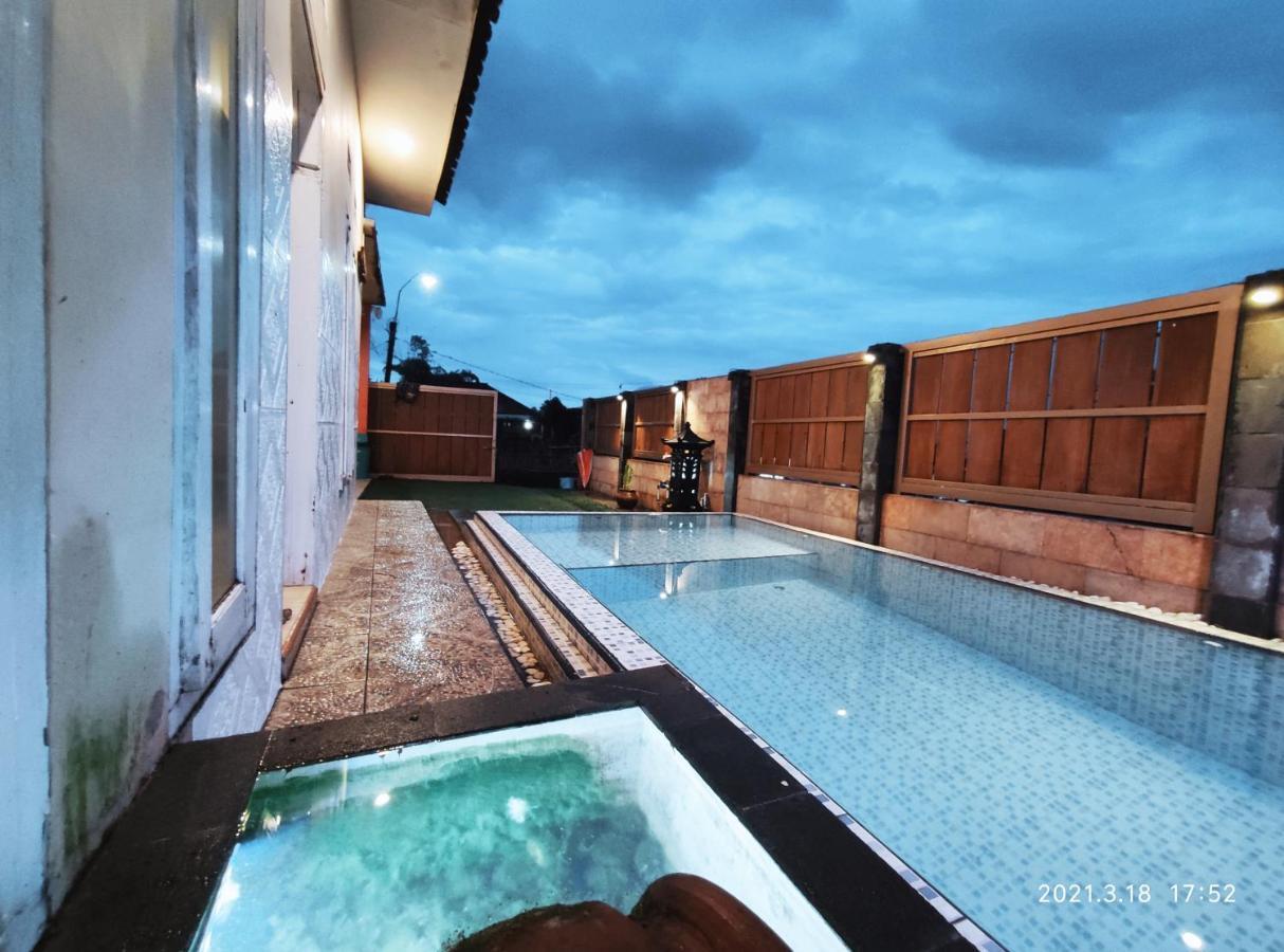 Vila Puncak Pinus And Pool Batu  Exteriér fotografie