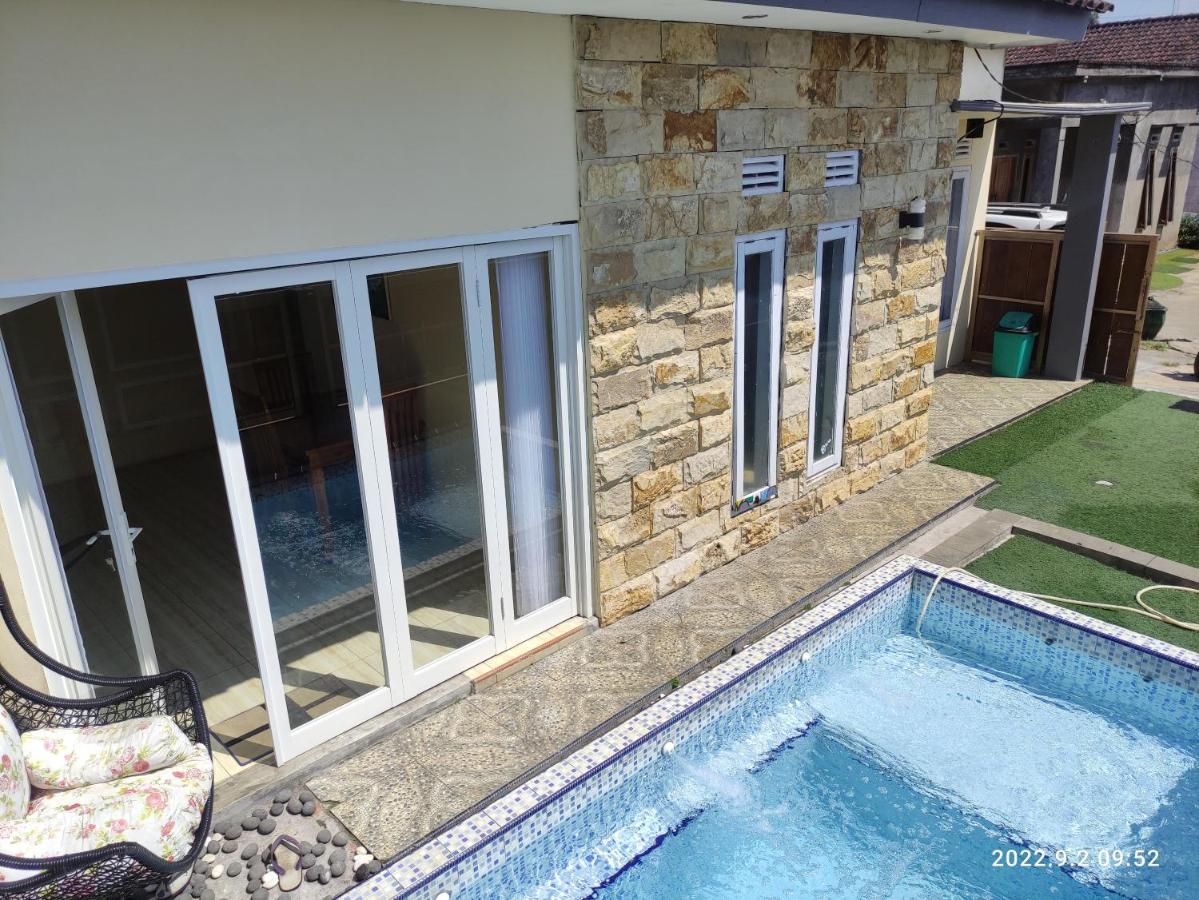 Vila Puncak Pinus And Pool Batu  Exteriér fotografie