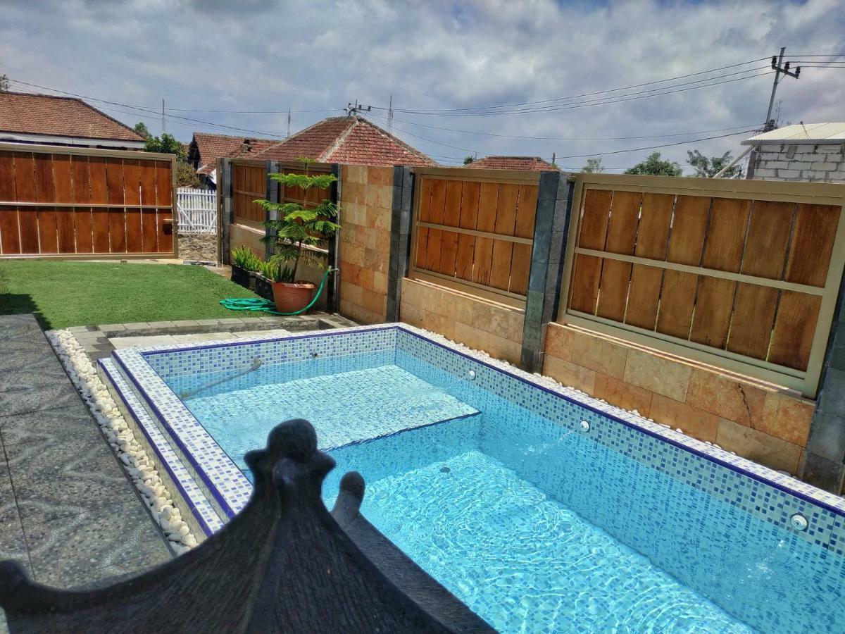 Vila Puncak Pinus And Pool Batu  Exteriér fotografie